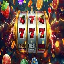 PP8 Live Casino တွင် တိုက်ရိုက်ထုတ်လွှင့်သော ကာဒ်ဂိမ်း ဒိုင်နှင့် ကစားသမားများ